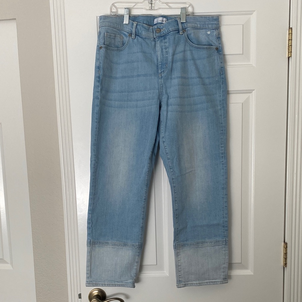 New Without Tags!
Women’s Light Wash Jeans
“The Girlfriend” style